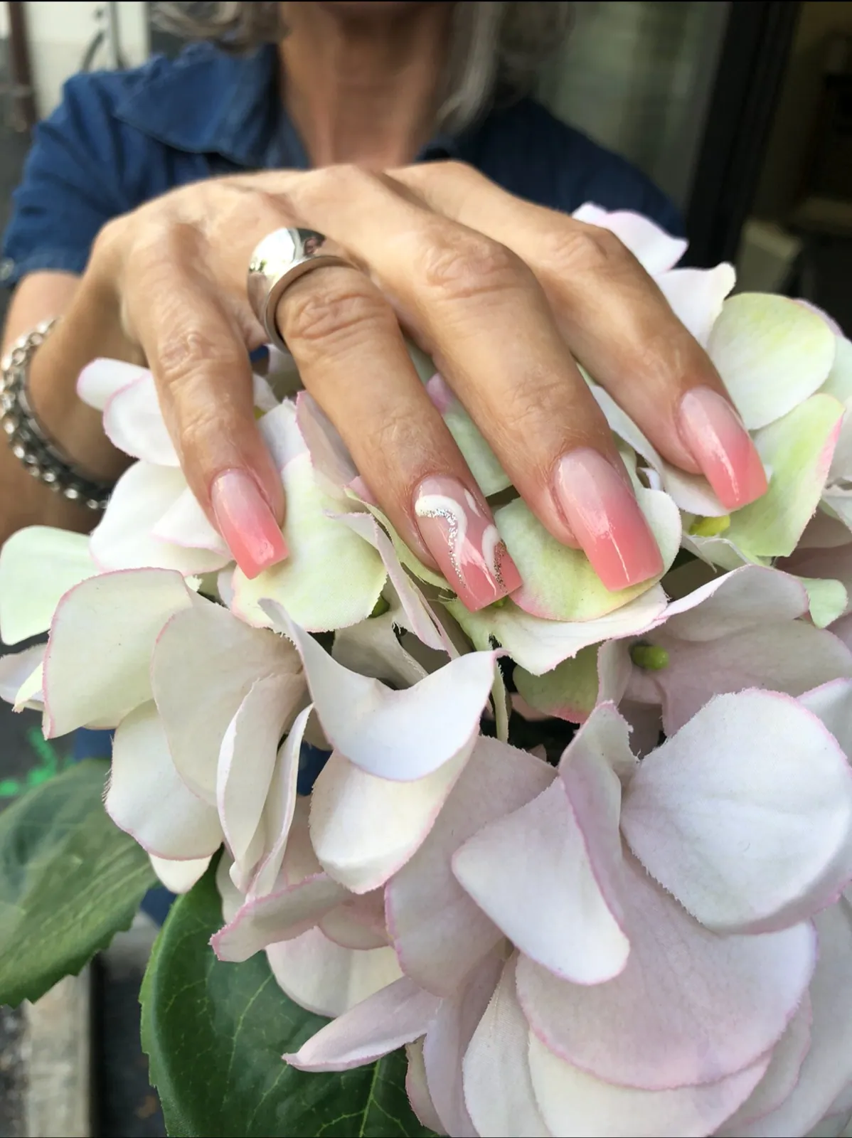 Rosa Nägel mit Orchidee